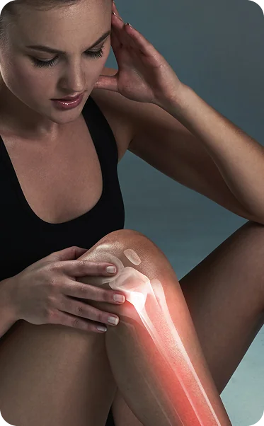 Atleta sentada segurando o joelho com destaque anatômico da articulação