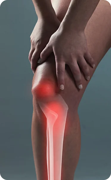 Jovem em pé segurando o joelho lesionado com destaque anatômico